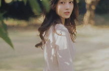 发光少女室内写真,室内写真中的发光少女魅力瞬间